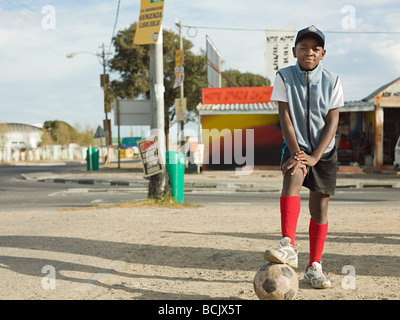 Teenage african boy avec football Banque D'Images