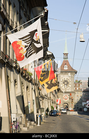 Drapeaux accrochés sur une rue suisse Banque D'Images