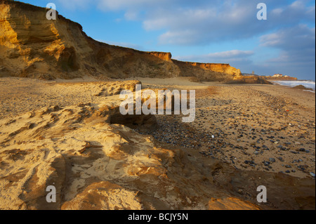 Happisburgh sur la côte de Norfolk sur un matin d'hiver montrant l'effondrement de falaises qui sont fortement exposées à l'érosion côtière Banque D'Images