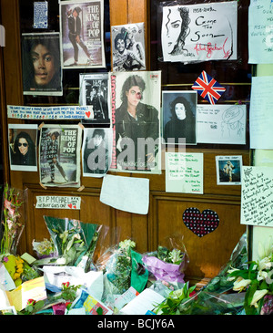 Les fleurs et les messages d'hommage des fans de Michael Jackson à l'extérieur de la Lyric Theatre à Londres Banque D'Images