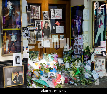 Les fleurs et les messages d'hommage des fans de Michael Jackson à l'extérieur de la Lyric Theatre à Londres Banque D'Images