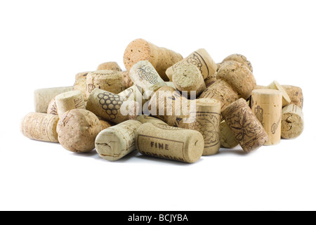 Un gros tas de divers wine corks sur fond blanc Banque D'Images