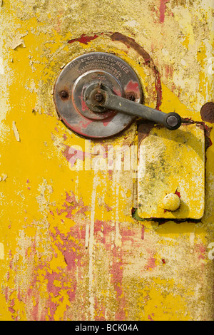 Peinture en décomposition sur une ancienne pompe à essence Banque D'Images