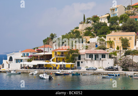 Voir sur le port en direction de maisons de vacances et appartements dans le village d'Assos sur l'île grecque de Céphalonie, Grèce GR Banque D'Images