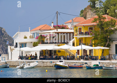 Voir sur le port en direction de maisons de vacances et appartements dans le village d'Assos sur l'île grecque de Céphalonie, Grèce GR Banque D'Images