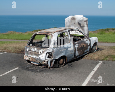 Voiture brûlée abandonnés en mer parking Yorkshire UK Banque D'Images