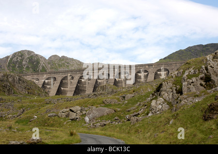 Le réservoir supérieur (Llyn Stwlan) et le barrage de la centrale de pompage Ffestiniog régime hydro-électrique, au nord du Pays de Galles. Banque D'Images