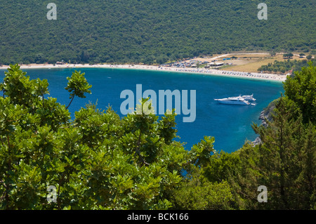 Vue sur plage d'Antisamos avec bateau de croisière amarré près de Sami sur l'île grecque de Céphalonie, Grèce GR Banque D'Images