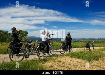 Une partie des cyclistes sur des vélos électriques sont à visiter les routes de campagne tranquille de Provence France Banque D'Images