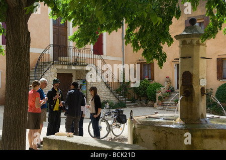 Un groupe de touristes sur un vélo électrique gourmet tour déguster quelques vins locaux dans Flassan village, Vaucluse. Provence, Sud de la France Banque D'Images