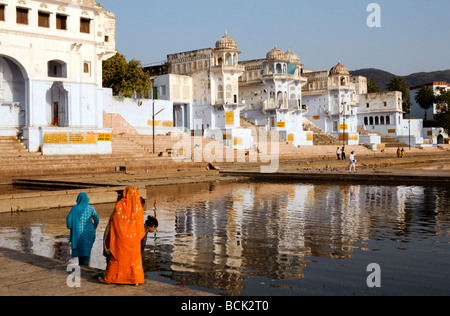 Les femmes indiennes en saris colorés par le Lac Sacré de Pushkar Rajasthan Inde Banque D'Images
