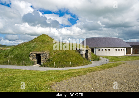 Le centre des visiteurs de Skara Brae et la réplique de la maison de l'âge de pierre sur l'Écosse continentale Orkney Banque D'Images