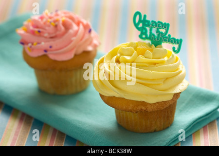 Close-up cupcakes avec le glaçage et arrose Banque D'Images