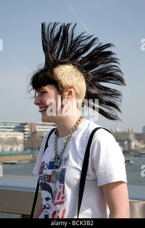 Une fille punk 'Rae Ray émeutes' avec un grand, Mohican London Bridge, London, UK 15.3.2009 Banque D'Images