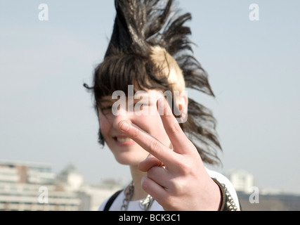Une fille punk 'Rae Ray émeutes' avec un grand, Mohican London Bridge, London, UK 15.3.2009 Banque D'Images