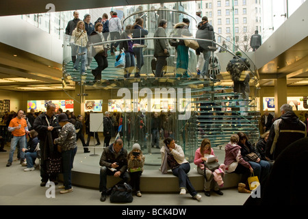 La populaire Apple Computer store sur la 5e Avenue à New York est toujours bondé avec les consommateurs et les touristes. Banque D'Images