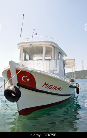 Mustafa, un bateau amarré dans le port du village d'Anadolu Kavagi sur le Bosphore près d'Istanbul, Turquie Banque D'Images