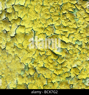 Vieux mur jaune avec des fissures et des taches Banque D'Images