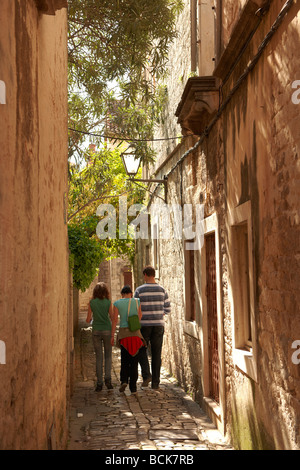 Les gens dans l'étroite rue médiévale de Trogir - Croatie Banque D'Images