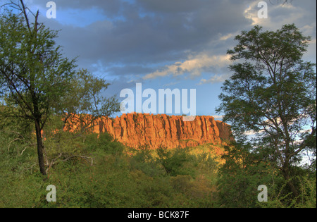 La tombée de couleurs avec le Parc National de Waterberg en Namibie Banque D'Images