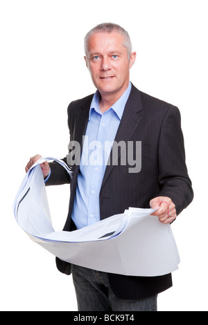 Un architecte holding certains plans de construction générique isolé sur fond blanc Banque D'Images