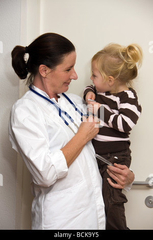 Médecin de l'enfant examine un enfant dans la chirurgie Banque D'Images