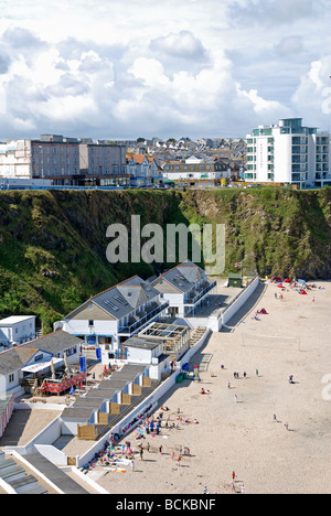 La falaise et cabines de plage tolcarne beach à newquay, Cornwall,,uk Banque D'Images