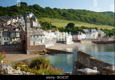 Journée d'été à la populaire et pittoresque village côtier de Kingsand avec ses bâtiments colorés sur le front de mer à Cornwall, Angleterre Banque D'Images