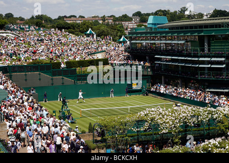 Regarder la foule un match en cour 19 au cours de la 2009 Championnats de tennis de Wimbledon Banque D'Images