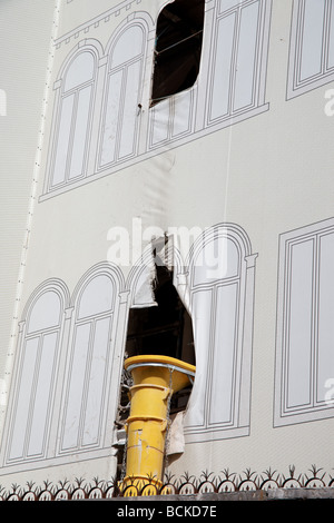 Protection contre la poussière au moyen d'une bâche lors de la rénovation d'un bâtiment ancien Banque D'Images