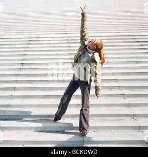 Young woman standing on steps Banque D'Images