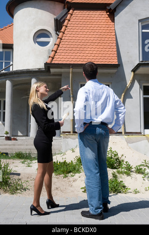 Développeur à l'homme debout à nouveau la maison. Banque D'Images