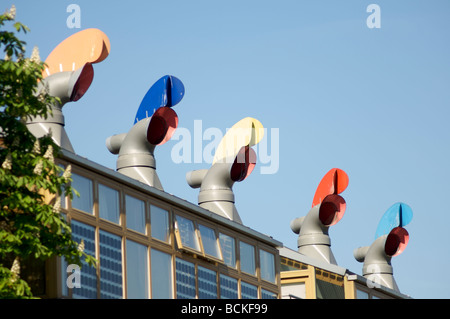 Conduits d'air colorés, Beddington Zero Energy Development Banque D'Images