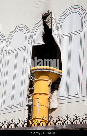 Protection contre la poussière au moyen d'une bâche lors de la rénovation d'un bâtiment ancien Banque D'Images