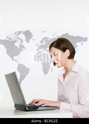 Businesswoman with laptop Banque D'Images