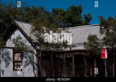 Maison déserte avec aucun signe d'arrêt dans la région de Lightning Ridge, NSW Australie Banque D'Images
