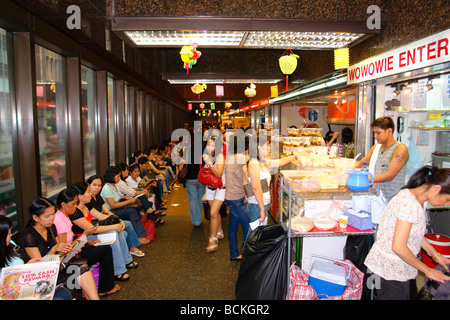 Chine Hong Kong Philippines Dimanche et d'autres serviteurs domestiques d'Asie du Sud Est dans le centre de quartier comme une colonie Philipines Banque D'Images