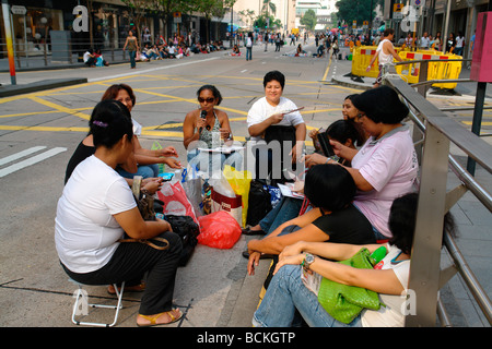 Chine Hong Kong Philippines Dimanche et d'autres serviteurs domestiques d'Asie du Sud Est dans le centre de quartier comme une colonie Philipines Banque D'Images