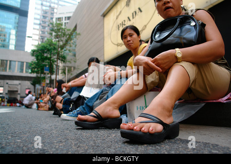 Chine Hong Kong Philippines Dimanche et d'autres serviteurs domestiques d'Asie du Sud Est dans le centre de quartier comme une colonie Philipines Banque D'Images