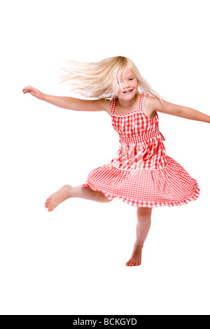 Adorable petite fille de quatre ans autour de danse sur fond blanc Banque D'Images