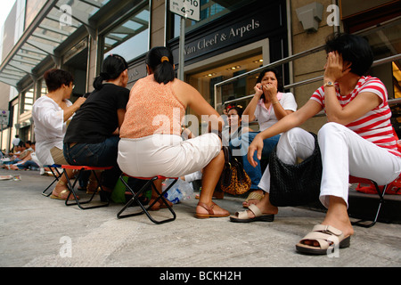 Chine Hong Kong Philippines Dimanche et d'autres serviteurs domestiques d'Asie du Sud Est dans le centre de quartier comme une colonie Philipines Banque D'Images