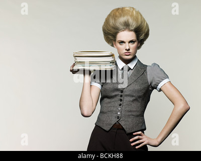 Businesswoman holding files Banque D'Images