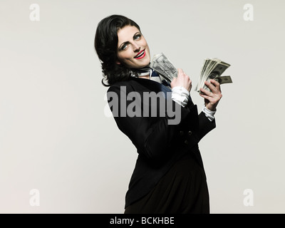 Businesswoman holding argent Banque D'Images