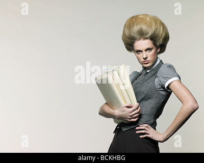 Businesswoman holding files Banque D'Images