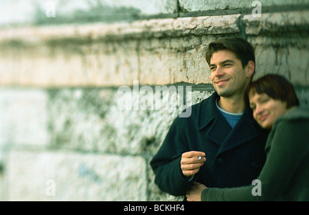 Couple, leaning against wall Banque D'Images