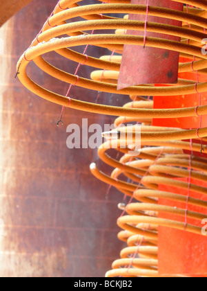 L'encense herbal spirale chinois suspendu dans temple Man Mo Fu Shin street marché de plein air à Tai Po Hong Kong Chine Banque D'Images