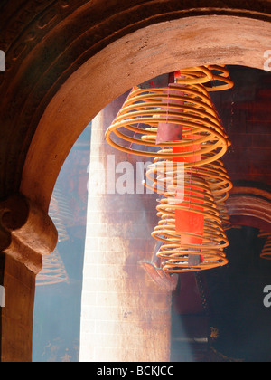 L'encense herbal spirale chinois suspendu dans temple Man Mo Fu Shin street marché de plein air à Tai Po Hong Kong Chine Banque D'Images