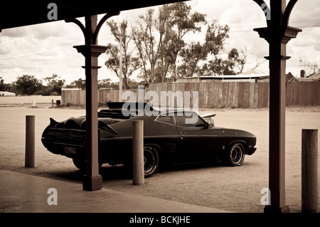 Mad Max voiture en face de l'Hotel Silverton , Australie Banque D'Images