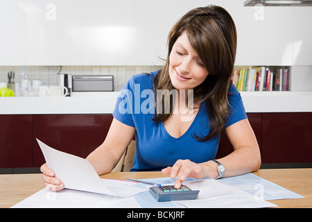 Woman doing home finances Banque D'Images