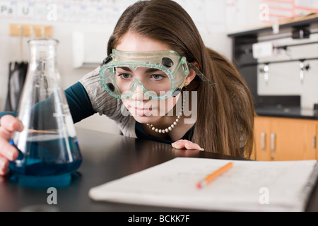 Girl in science class Banque D'Images